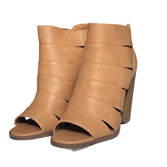 Francesca’s Report Blanche Peep Toe Sandals - Picture 2 of 10